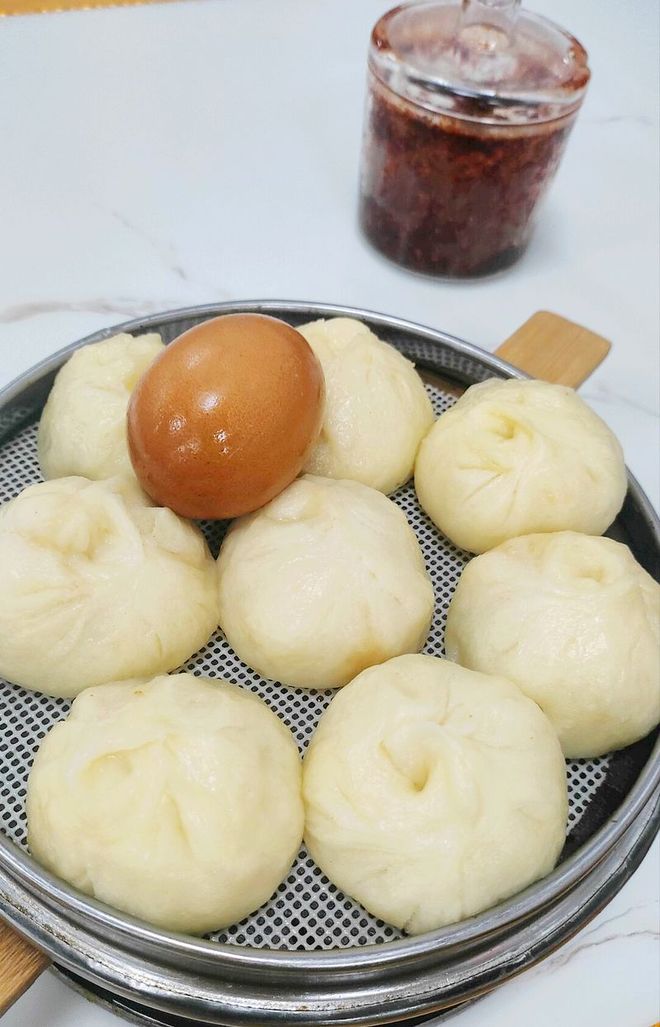 是开水蒸还是冷水蒸看看正确的方法！ayx爱游戏体育网页版入口蒸包子(图2)