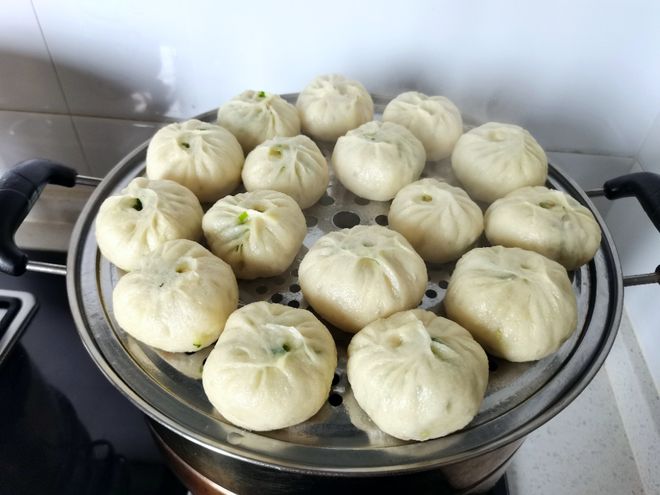 是开水蒸还是冷水蒸看看正确的方法！ayx爱游戏体育网页版入口蒸包子(图3)