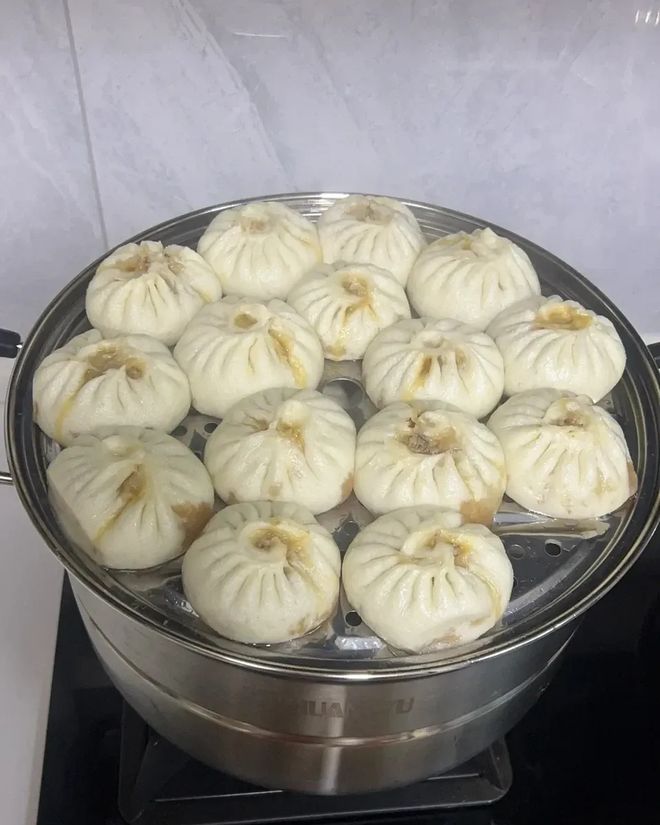 是开水蒸还是冷水蒸看看正确的方法！ayx爱游戏体育网页版入口蒸包子(图8)